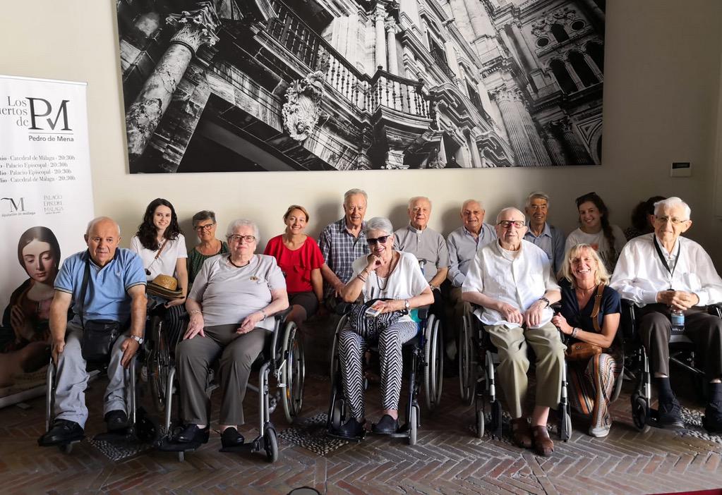 Residentes del Buen Samaritano visitan la exposición de Mena