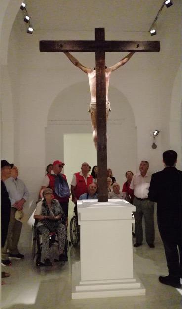 Visita de voluntarios, trabajadores y residentes de El Buen Samaritano a la exposición de Mena