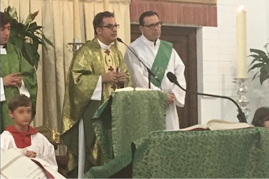 El ecónomo diocesano, Rafael Carmona, visita las parroquias de Manilva y Casares en la Campaña Pro Templos