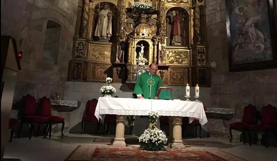 Guillermo Tejero, en la celebración de la Eucaristía durante la peregrinación de jóvenes de las parroquias de San Miguel y San Pedro a Santiago de Compostela