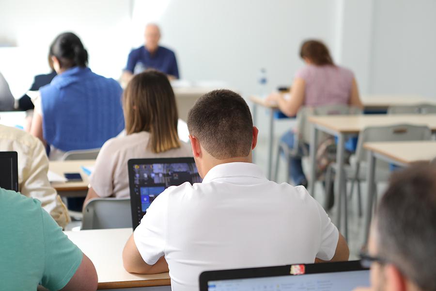 Alumnos en un aula del Centro Superior de Estudios Teológicos San Pablo // S. FENOSA