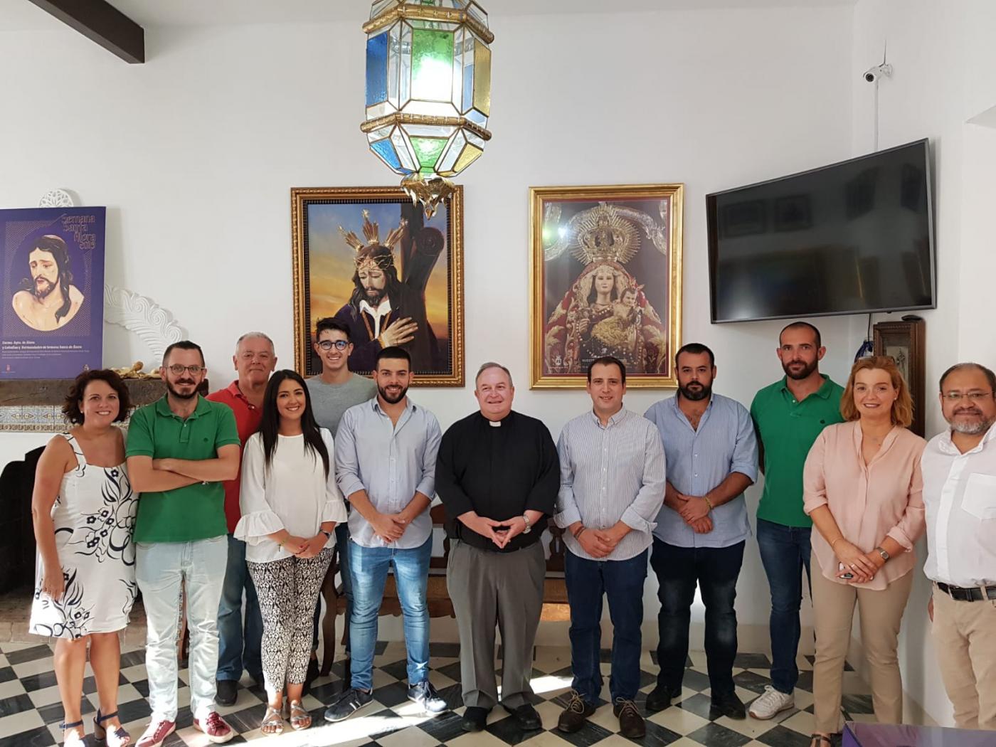 Visita de Manuel Ángel Santiago a la Junta de gobierno del Nazareno de las Torres de Álora