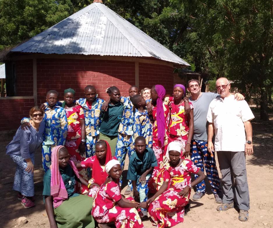 Mª Carmen y Pepe, con alumnos del centro y los misioneros Gloria Amigo y Manolo Ríos