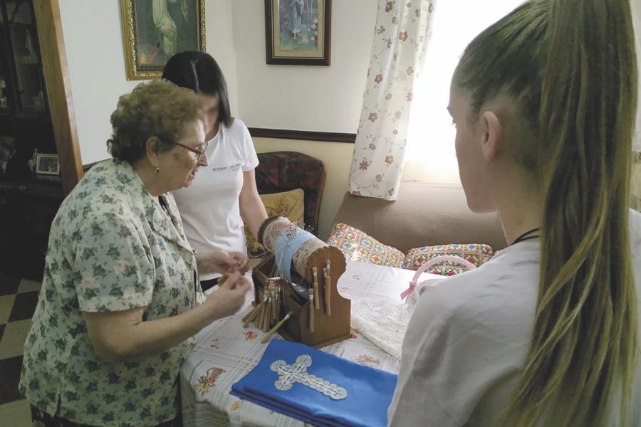 Jóvenes y mayores de Ardales derriban murallas