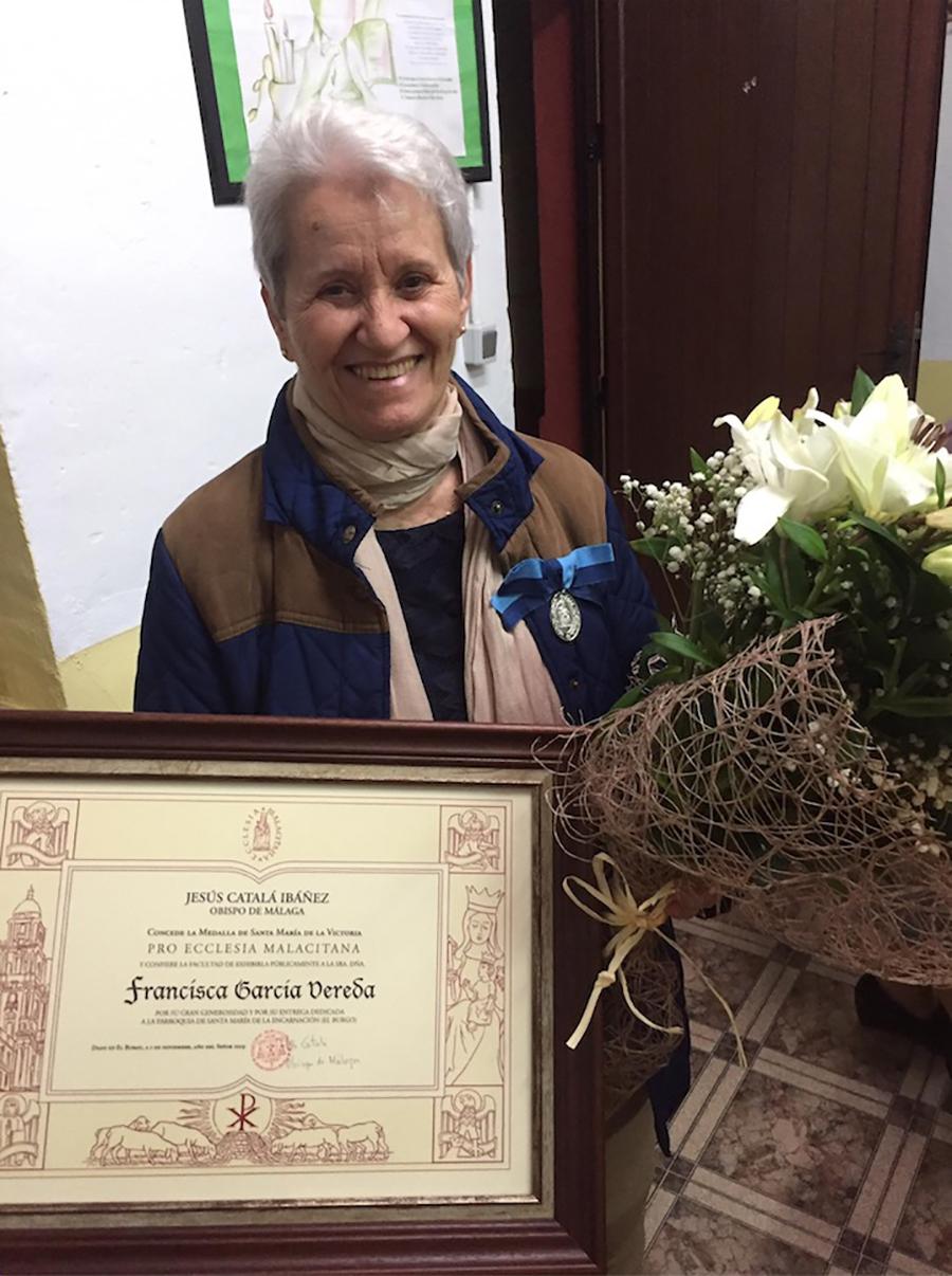 Francisca García Vereda con el diploma y la Medalla Pro Ecclesia Malacitana