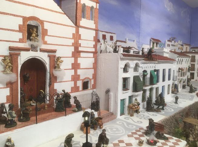 Belén de Cáritas Parroquial de San Antonio de Padua (Frigiliana), recreando Frigiliana para conseguir fondos para la construcción de un hogar para mujeres embarazadas y madres solteras en riesgo de exclusión social en Kenia. 