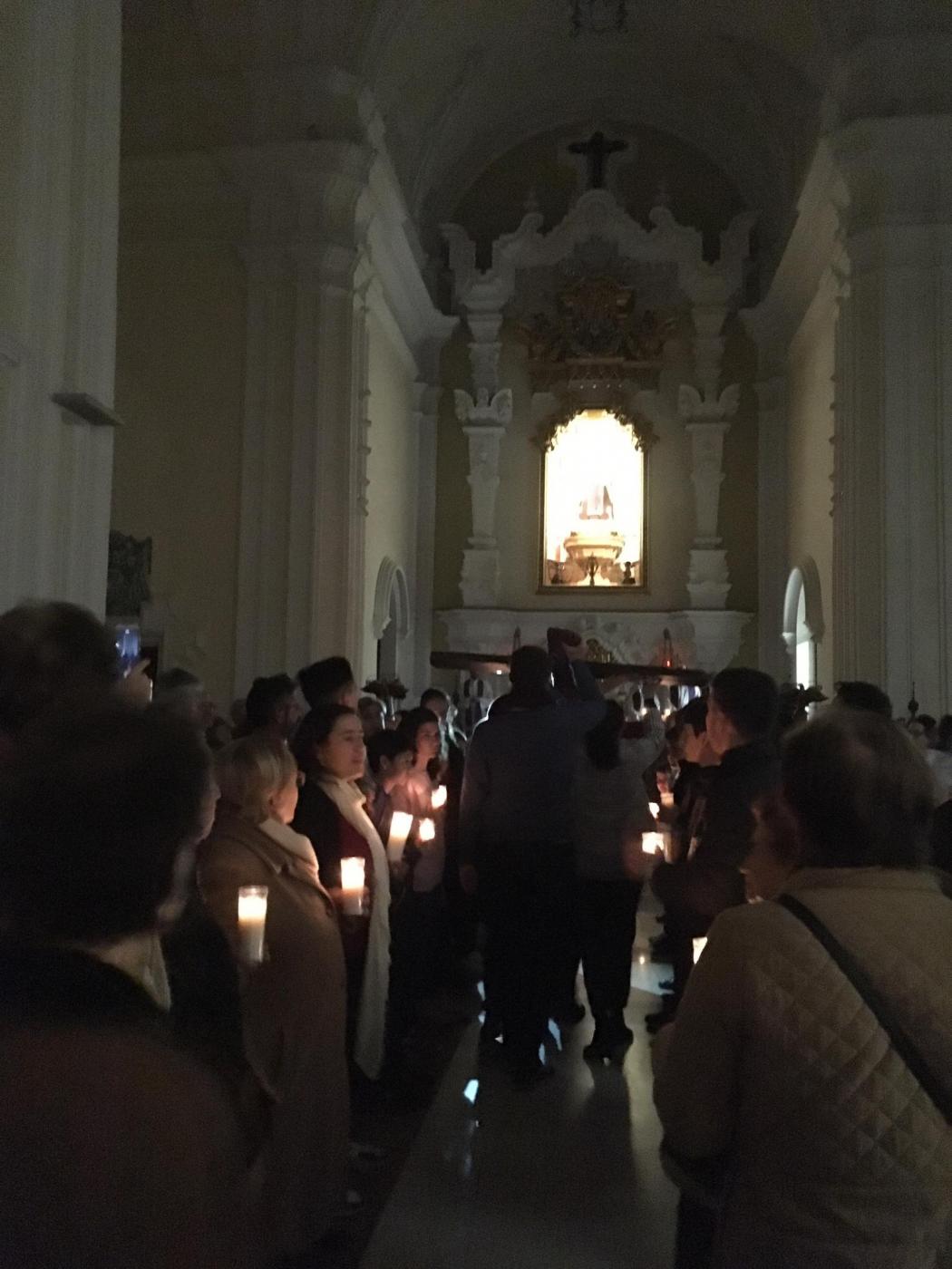Entrada de la Cruz de Lampedusa a la parroquia del Carmen, en El Perchel // V. FLORES