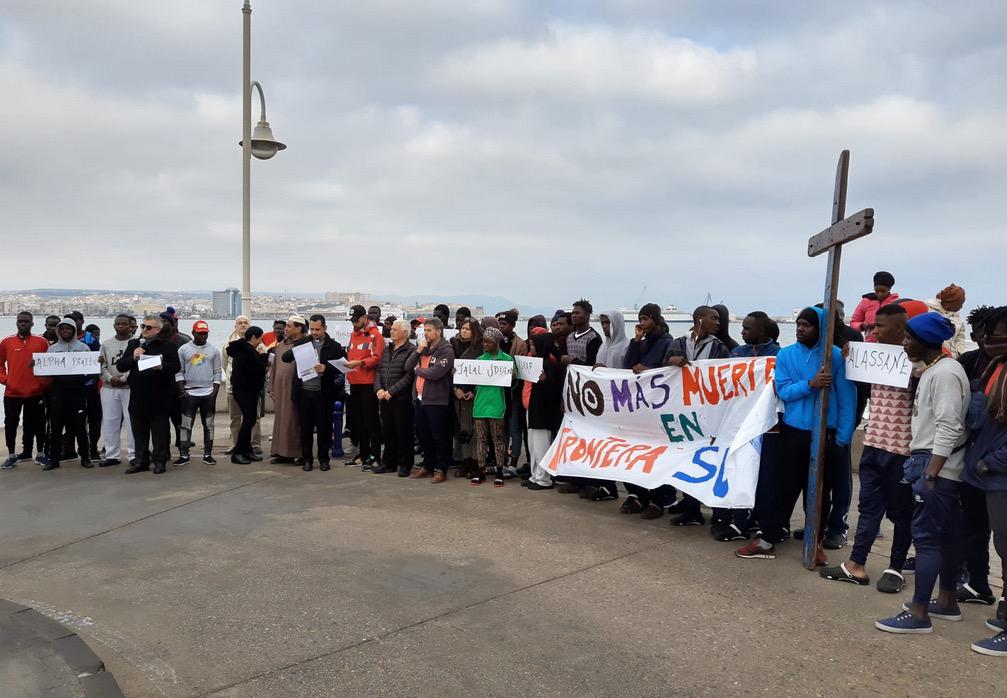 La cruz, en Melilla, con jóvenes migrantes, cerca de la valla