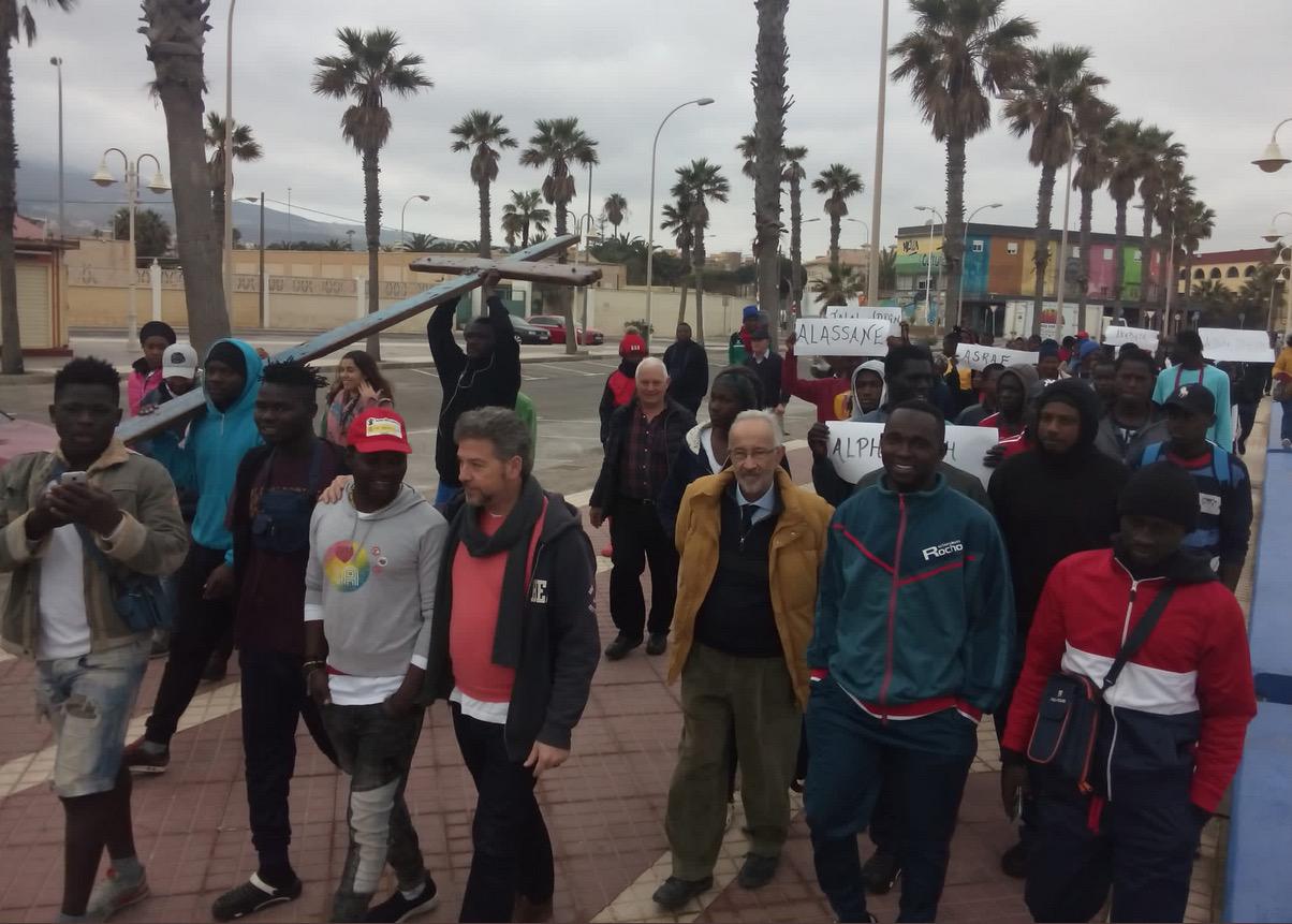 La cruz, en Melilla, portada por jóvenes migrantes, cerca de la valla