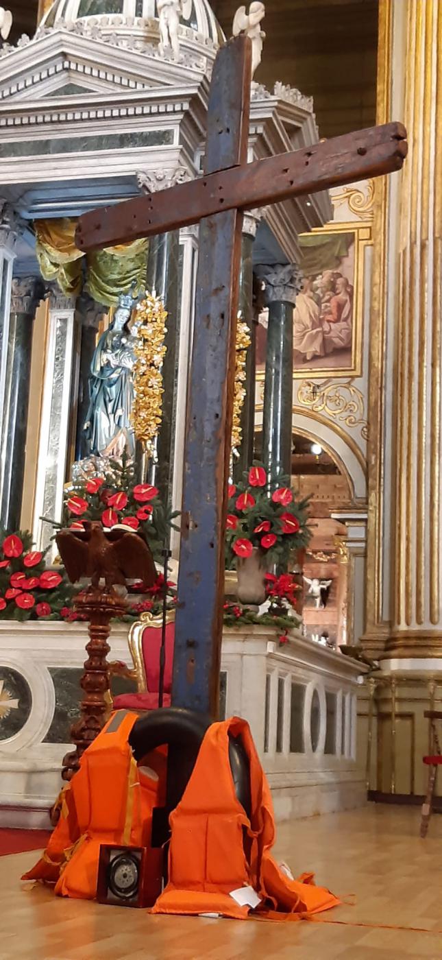 La Cruz de Lampedusa, en la Catedral de Málaga, en la fiesta de la Sagrada Familia