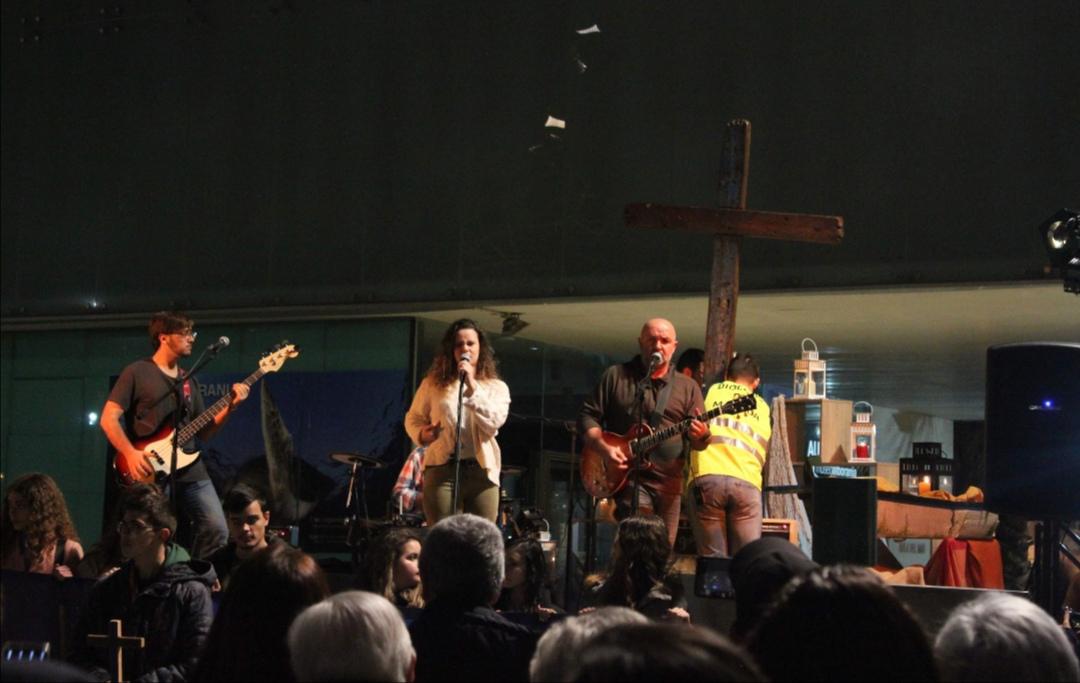 La Cruz de Lampedusa en la vigilia de Oración y concierto organizado por la delegación de Infancia y Juventud 