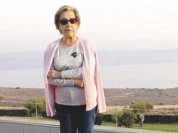 María Hijón con el Mar de Galilea al fondo