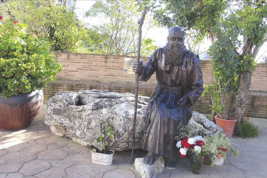 Escultura de Fray Leopoldo del artista granadino Venancio Sánchez