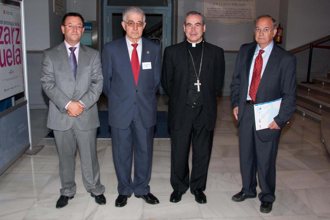 El P. Benito Gil junto a Mons. Catalá y Juan Serrano, entre otros