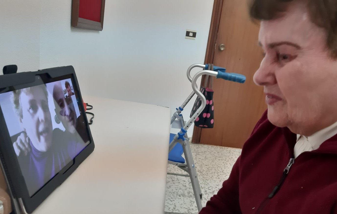 Residencia de mayores en Antequera fomenta la videollamada