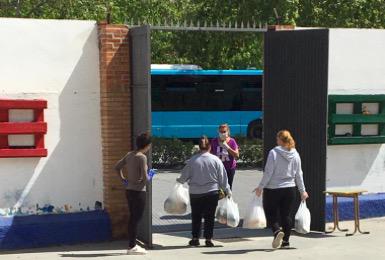 Niños excluidos del plan alimentario reciben comida para sus hogares