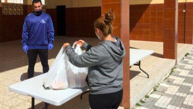 Niños excluidos del plan alimentario reciben comida para sus hogares