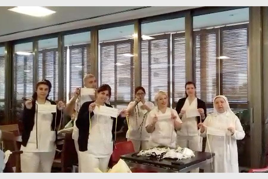 Entrega de las mascarillas en la Residencia Madre Carmen