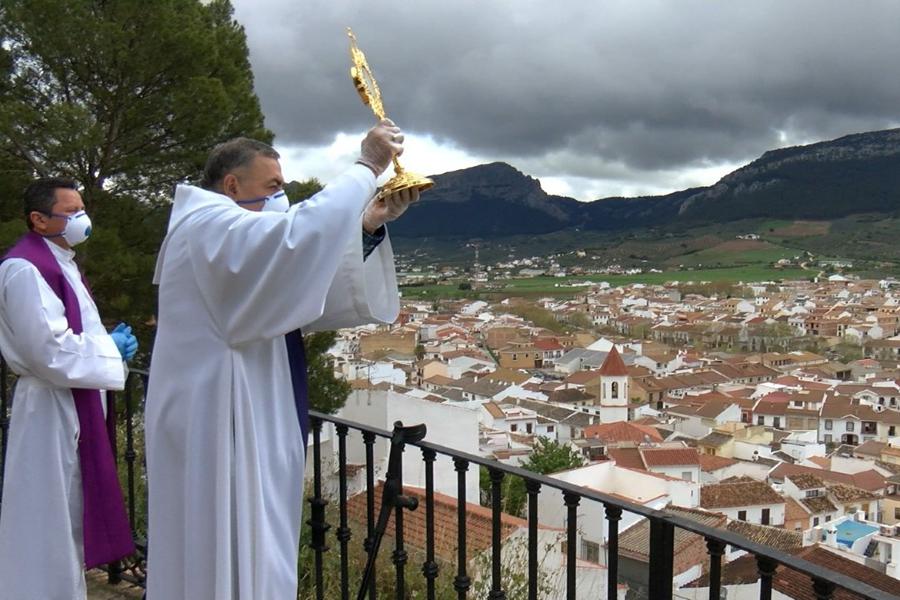 Bendición con el Santísimo desde lo más alto de los pueblos