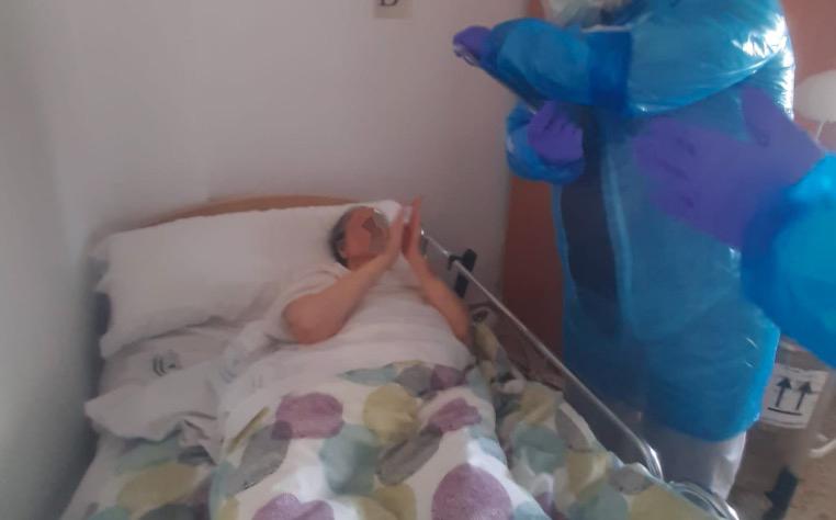 Sacerdotes junto a ancianos con Covid-19