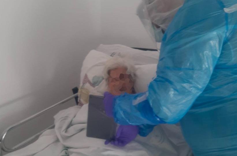 Sacerdotes junto a ancianos con Covid-19