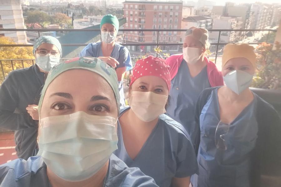 Belén Navarrete junto a sus compañeros enfermos del Hospital Regional de Málaga