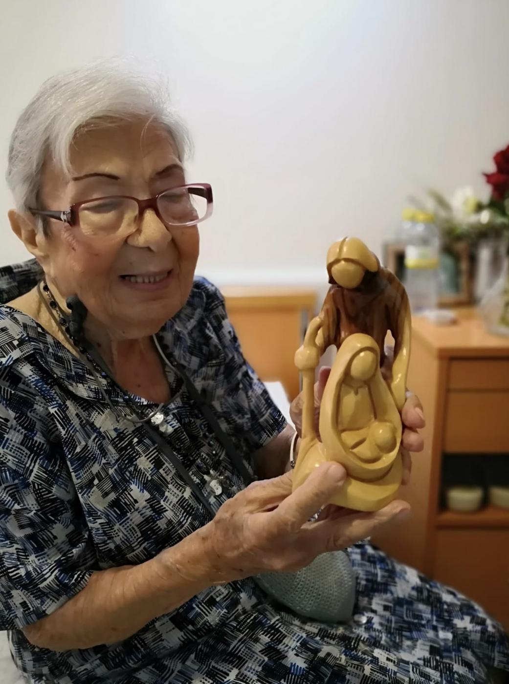 Josefina García enseña la imagen de la Sagrada Familia con la que tiene una historia muy especial