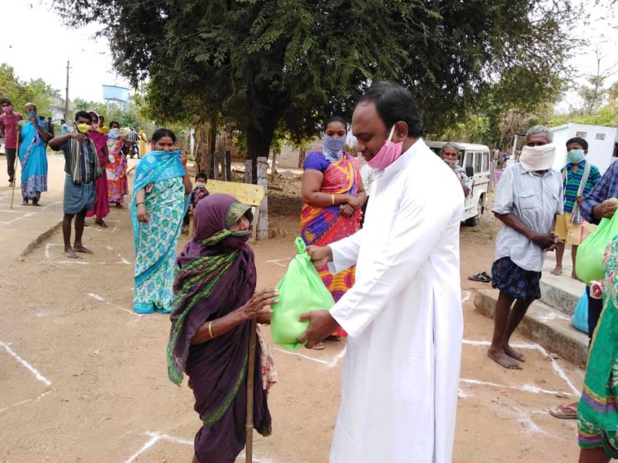 Curas extranjeros en Málaga unidos por la pandemia