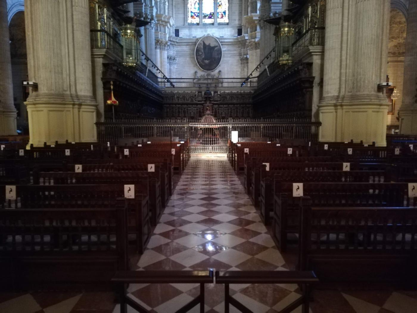 Los bancos indican los sitios en los que sí se pueden sentar los fieles