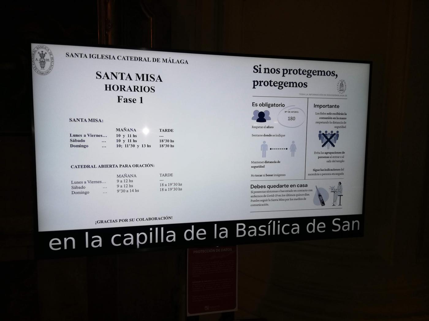 Monitores con la información de servicio a la entrada del templo