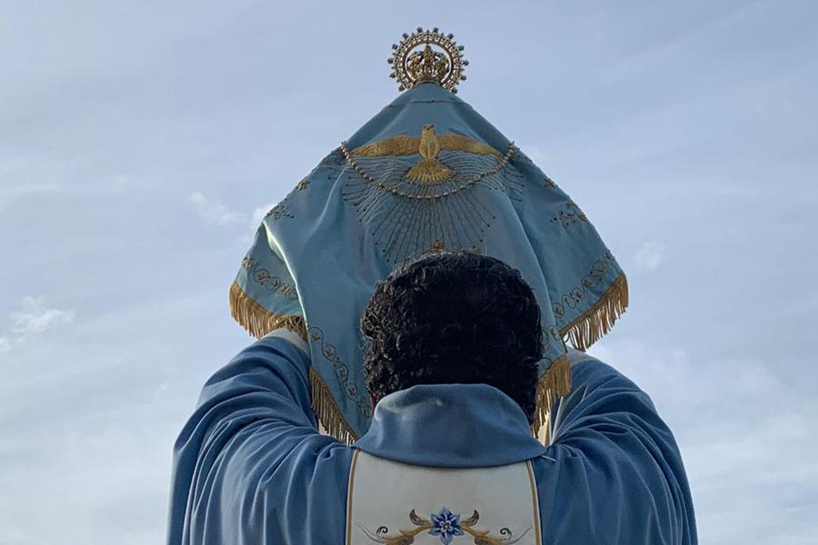 El párroco, José García, bendice el pueblo de Cártama con la imagen de la Virgen de los Remedios 