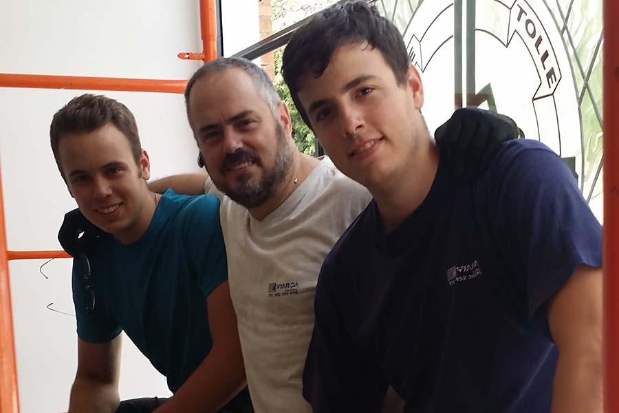 Alberto Cascón junto a sus dos hijos