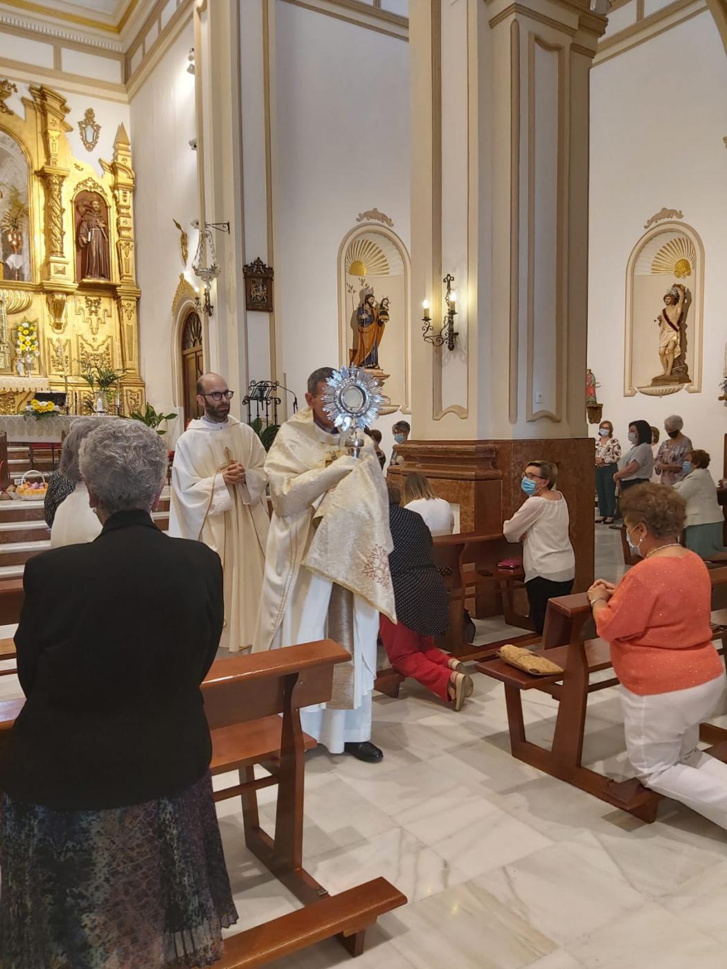 Procesión claustral con el Santísimo Sacramento en el templo parroquial de la Encarnación de Yunquera