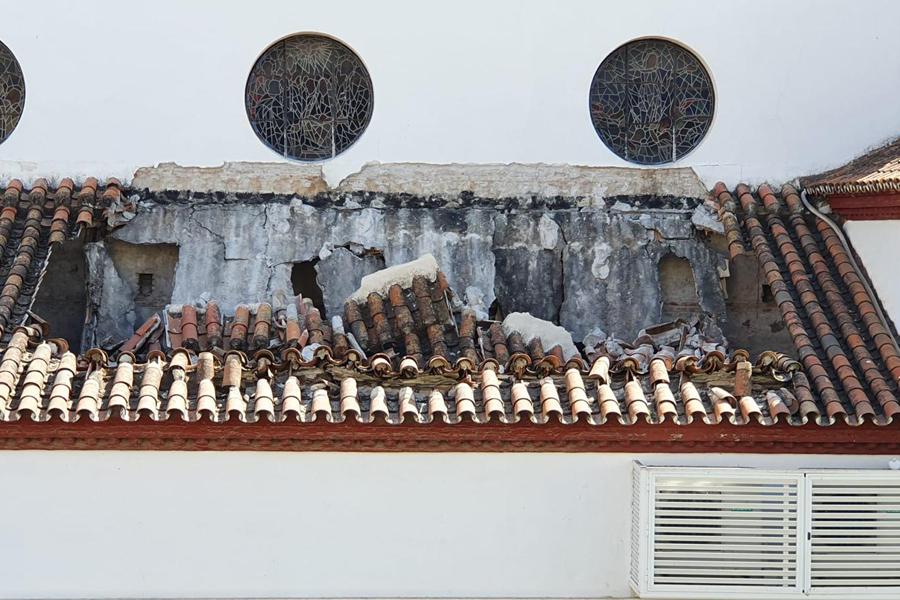 Se desprende parte del techo de la iglesia del Rosario, en Fuengirola