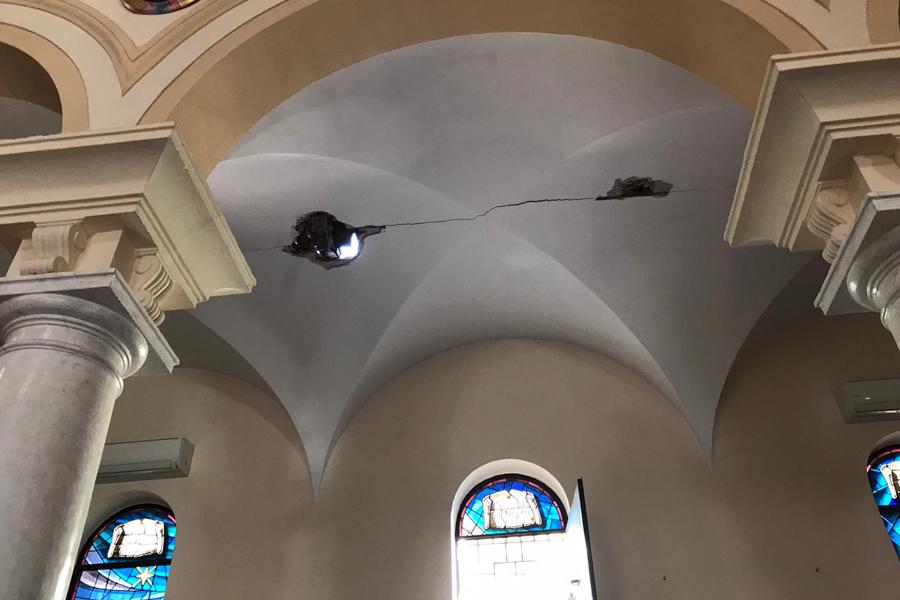Se desprende parte del techo de la iglesia del Rosario, en Fuengirola
