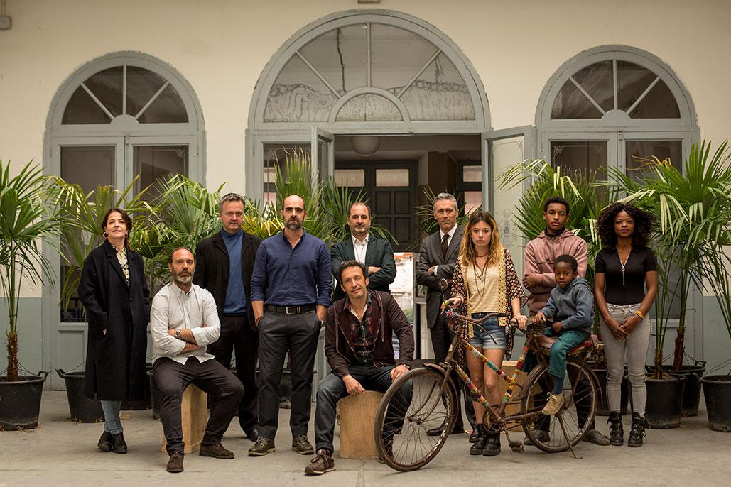 Salvador, sentado en el centro, junto a miembros del equipo de Adú