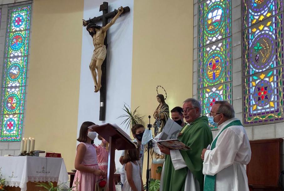 Momento de la Eucaristía de despedida de los sacerdotes Jaume Gasulla y Antonio Castilla