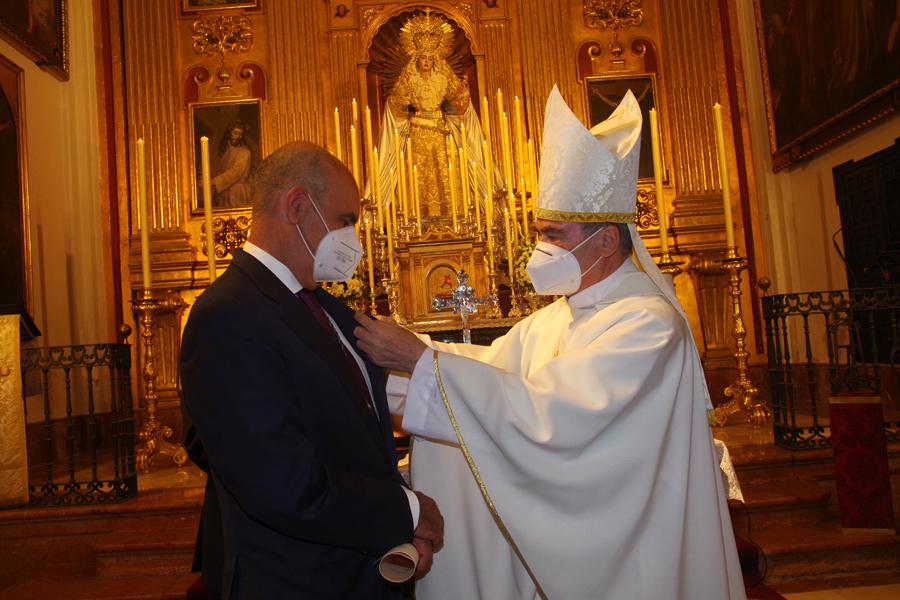 El Sr. Obispo impone la Medalla Pro Ecclesia Malacitana a Manuel Gordillo // E. NIETO