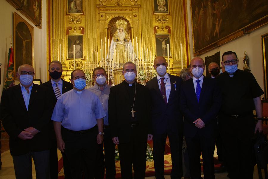 El Sr. Obispo impone la Medalla Pro Ecclesia Malacitana a Manuel Gordillo // E. NIETO