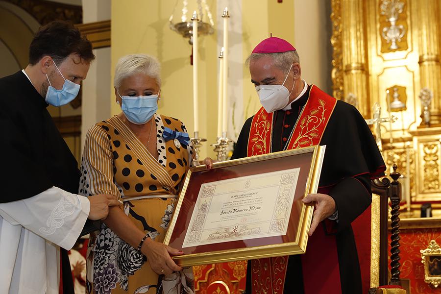 Josefa Romero Mora recibe la Medalla Pro Ecclesia Malacitana de manos del Sr. Obispo, D. Jesús Catalá // J.C. PADILLA 
