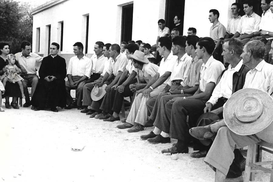 Un seminarista reunido con los vecinos al terminar la jornada laboral