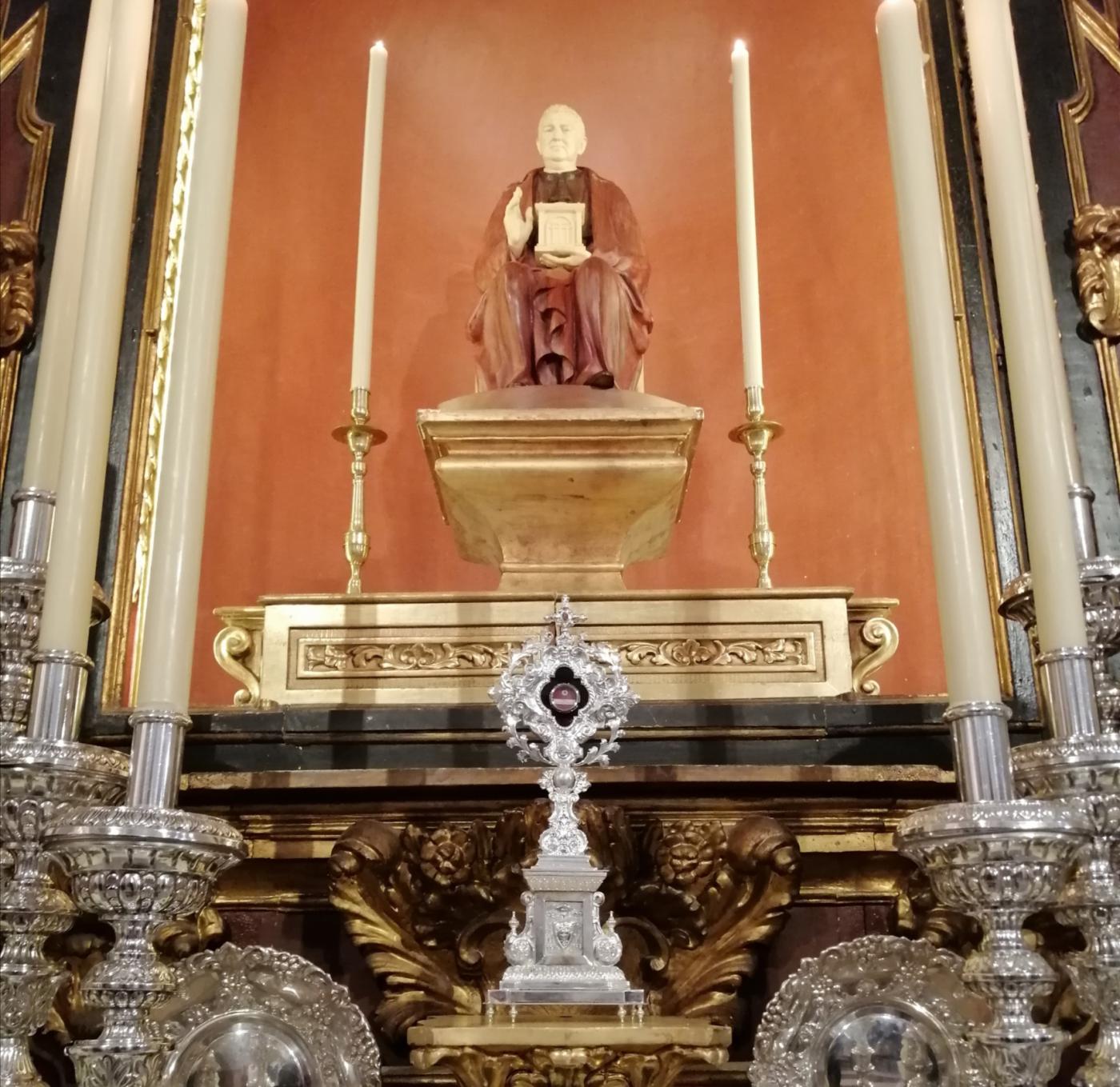 Relicario que contiene la reliquia de San Manuel González entronizada junto a la imagen de quien fuera Obispo de Málaga en su altar del Santuario de la Victoria