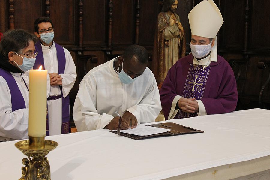 Fernando Eningo firma los compromisos sacerdotales