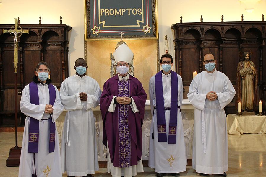 Fernando Eningo firma los compromisos sacerdotales