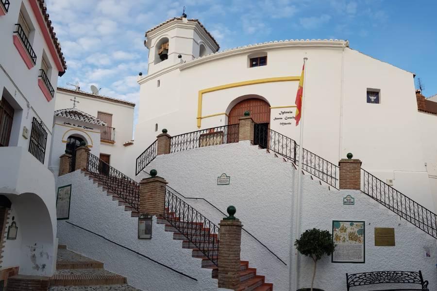 Sayalonga, la localidad del cementerio redondo