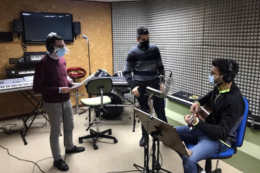 La oración del Papa a San José cantada por curas malagueños