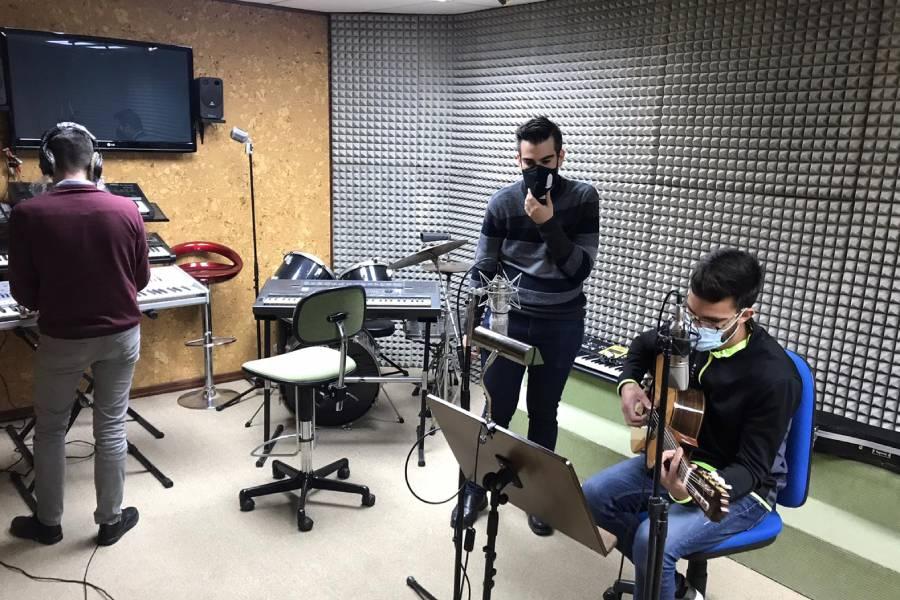Los sacerdotes Miguel Chacón y Juan Baena junto al seminarista, Juan Manuel Caracuel, durante la grabación del CD