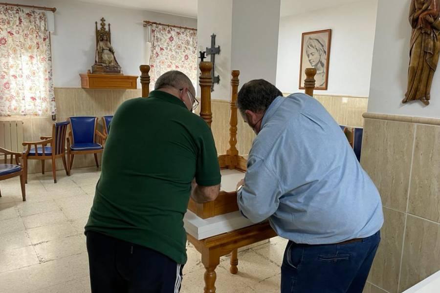 Hermanos de Lágrimas y Favores montando los tableros en el comedor del Cottolengo de Málaga