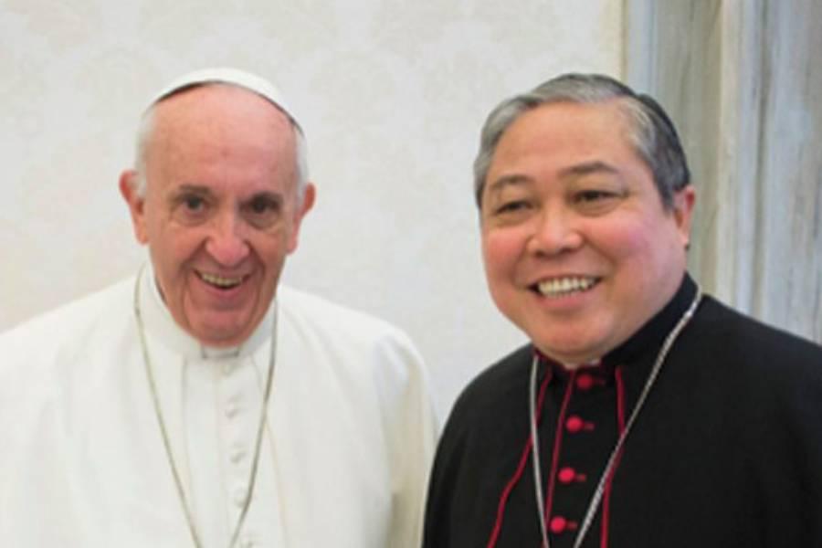Bernardito  Auza junto al papa Francisco