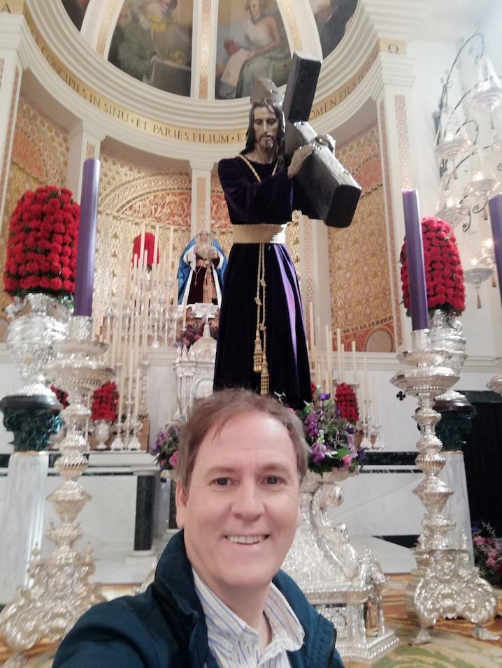 Enrique Romero, con el Nazareno del paso y María Santísima de la Esperanza